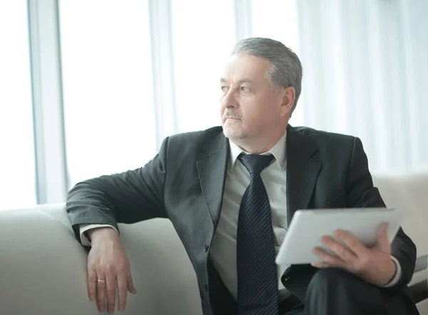 Tankeväckande affärsman med digitala tablet.people och teknik — Stockfoto