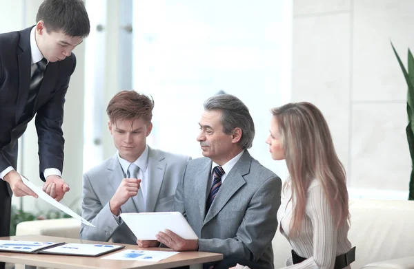 Asistente muestra al jefe el negocio document.photo con espacio de copia —  Fotos de Stock