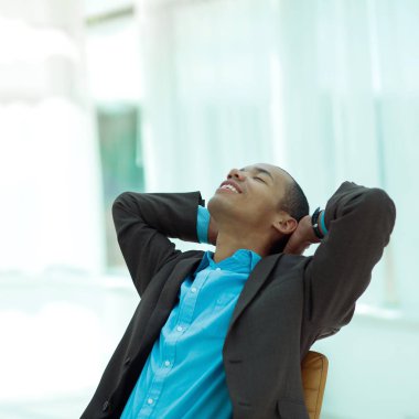 Masasında oturan bir genç işadamı hayalleri