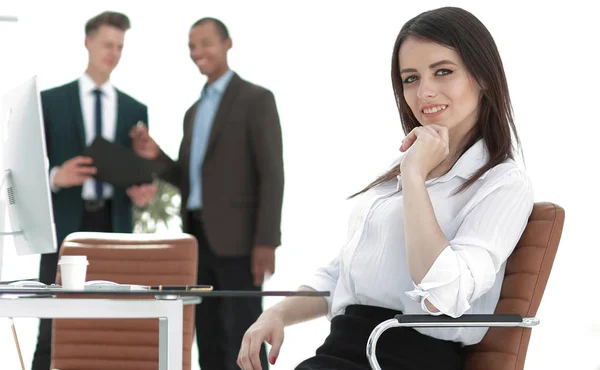 Donna d'affari di successo seduta alla scrivania nel suo ufficio — Foto Stock
