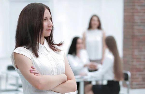 Retrato de mujer de negocios joven y segura en el fondo de la oficina — Foto de Stock