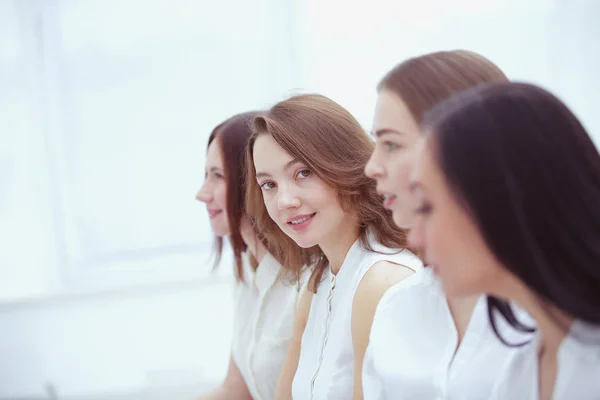 Close up.young femme d'affaires sur le fond de collègues — Photo