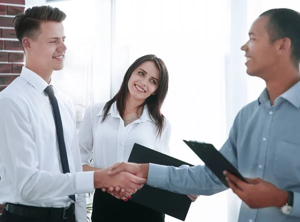 Händedruck junger Geschäftspartner im Büro — Stockfoto