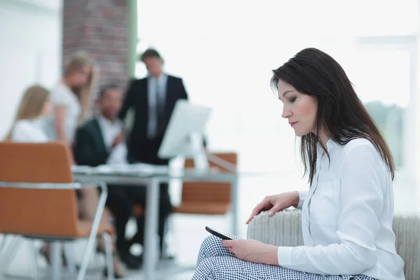 Mujer de negocios seria sentada en su oficina . — Foto de Stock