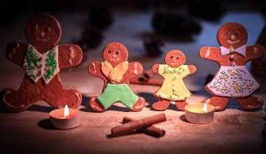 neşeli gingerbread erkek ve ev Noel kupa masada
