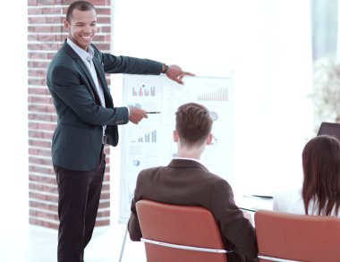 hoparlör bir rapor mali Proje sunumu yapar