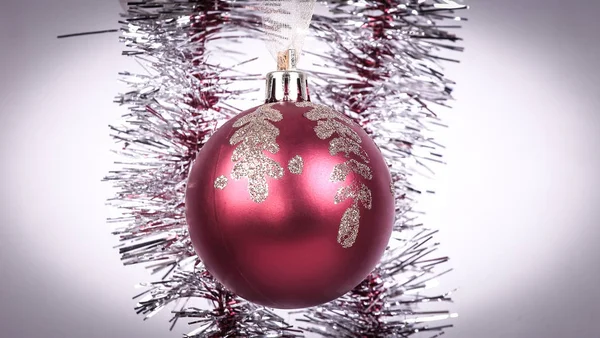 Κόκκινη Χριστουγεννιάτικη μπάλα και χρυσή Γιρλάντα σε λευκό φόντο — Φωτογραφία Αρχείου