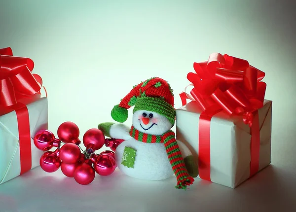 Χιονάνθρωπος, δώρα Χριστουγέννων και μπάλες Χριστούγεννα .isolated σε λευκό — Φωτογραφία Αρχείου