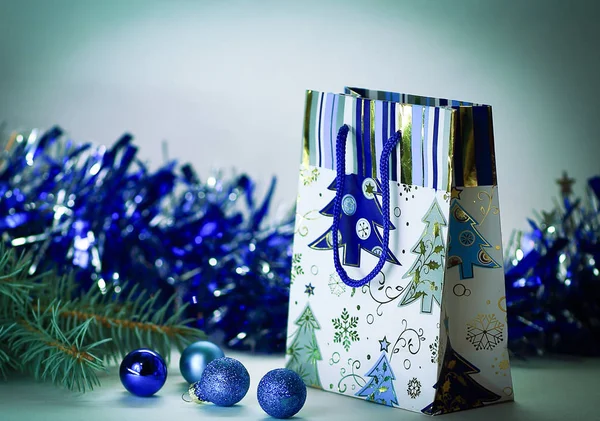 Bolsa para compras y decoraciones de Navidad .isolated en blanco — Foto de Stock
