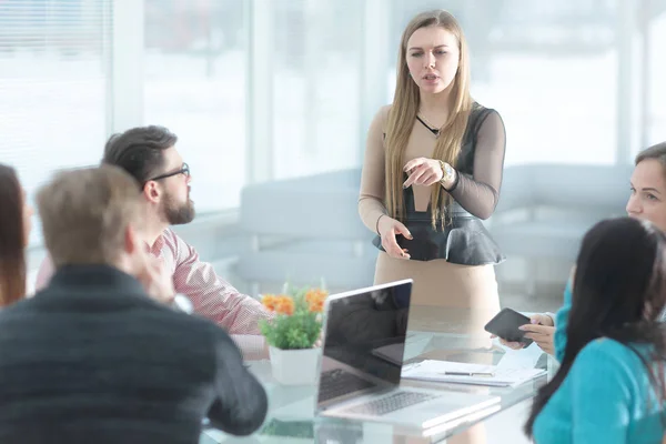 Mujer de negocios en una reunión informativa con el equipo de negocios —  Fotos de Stock