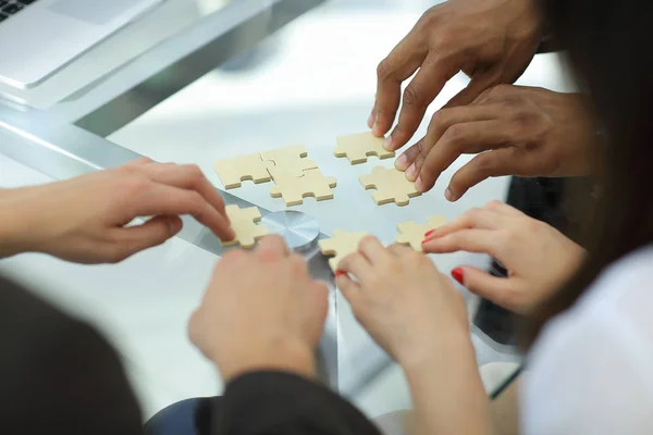 Close-up. Business team montage puzzelstukjes. — Stockfoto