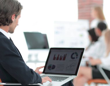 closeup.businessman laptop finansal verilerle çalışma.