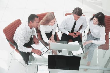 İş ekibi iş belgesini tartışıyor. İş konsepti..