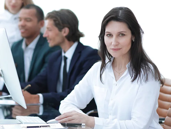 Femme d'affaires moderne à l'atelier dans le bureau — Photo