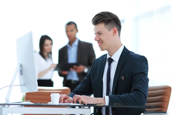 Mitarbeiter sitzt hinter einem Schreibtisch im Büro . — Stockfoto