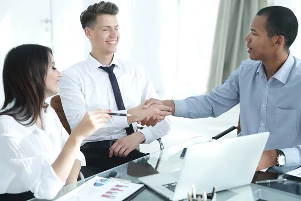 Colleghi stretta di mano dopo la discussione di un nuovo contratto finanziario — Foto Stock