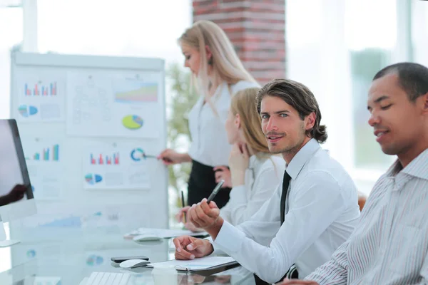 Business team een bedrijfspresentatie voor een nieuw financieel project voorbereiden — Stockfoto