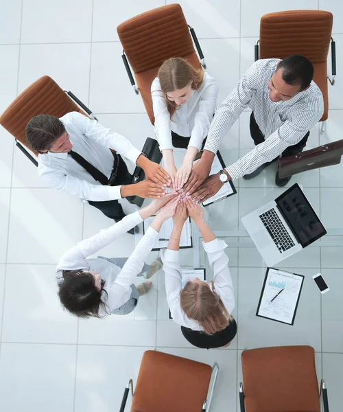 Международная бизнес-команда демонстрирует единство с поднятыми руками — стоковое фото