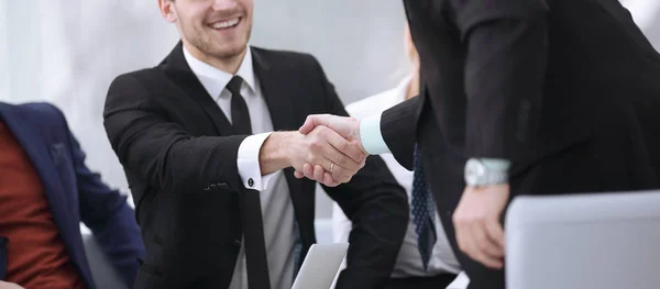 Κλείστε το up.handshake διαχείρισης και τον πελάτη στο γραφείο — Φωτογραφία Αρχείου