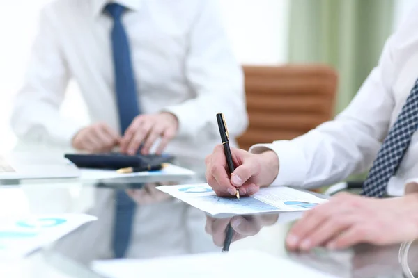 Close up.businessman trabalhando com dados financeiros — Fotografia de Stock