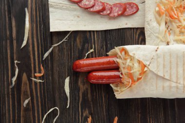 dilimlenmiş salam ve Shawarma üzerinde kopya ile ahşap arka plan .photo