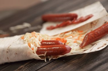 Acılı sosis ile up.Lavash ve vegetables.photo polis ile yakın