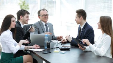 Finansal belgeler tartışan Yöneticisi ve iş grup