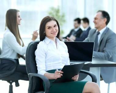 genç iş kadını ile iş takım arka planda Pano