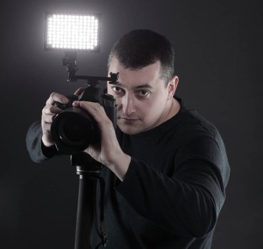 siyah arka plan üzerine bir camera.isolated ile profesyonel fotoğrafçı