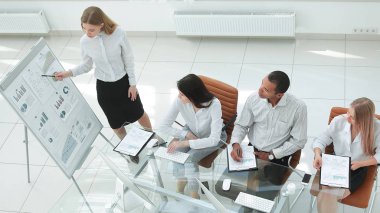 Mutlu kadın toplantı arkadaşları onun fikir sunmak