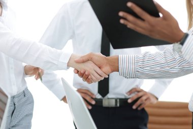 Erkek ve kadın, iki tarafın bakış açıları ve çıkarları arasında güçlü karşılıklı olarak kabul.