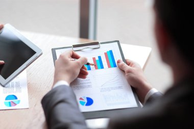 yakın up.businessman bir mali rapor yapar. arka görünüm