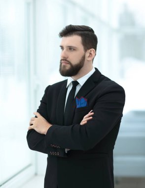 kendine güvenen işadamı ofis pencere ayakta