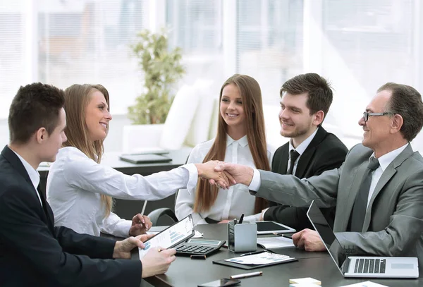 Welkom handdruk van zakelijke partners aan de onderhandelingstafel — Stockfoto