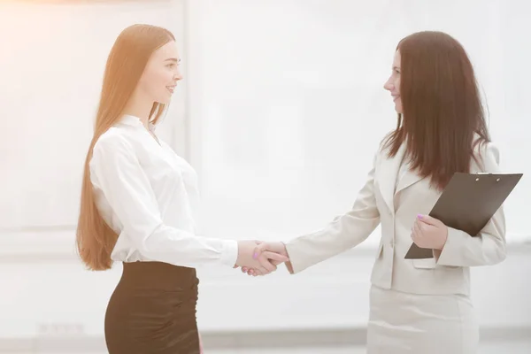 Framgångsrik affärskvinna skakar hand med anställd — Stockfoto