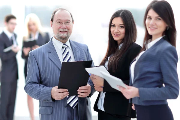 Chef und Mitarbeiter im verschwommenen Hintergrundbüro. — Stockfoto