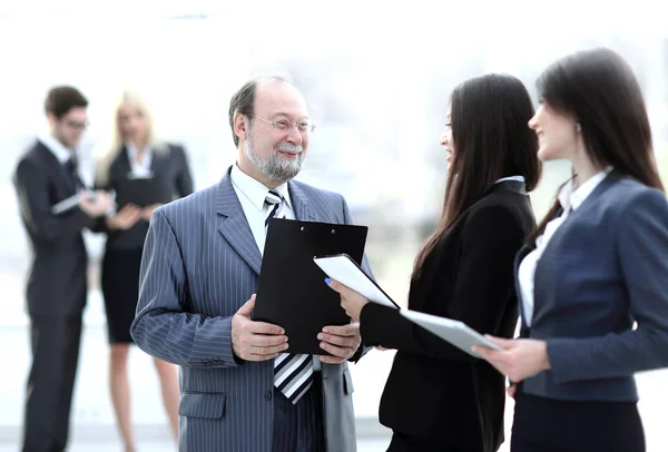 Aus nächster Nähe. Gruppe von Geschäftsleuten steht in der Lobby des Büros. — Stockfoto