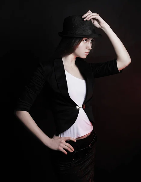 Kamera için poz siyah şapkalı şık genç kadın — Stok fotoğraf