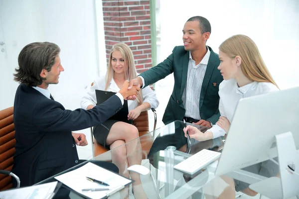 Uomo d'affari stringere la mano partner dopo negoziati di successo — Foto Stock