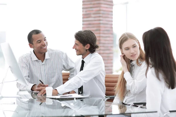 Equipo de Negocios Trabajando Juntos para Lograr Mejores Resultados — Foto de Stock