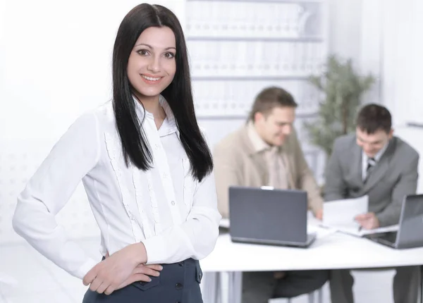 Femme Manager sur le fond du bureau — Photo