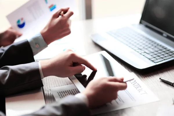 Nära up.businessman använder digitala tablett. människor och teknik — Stockfoto