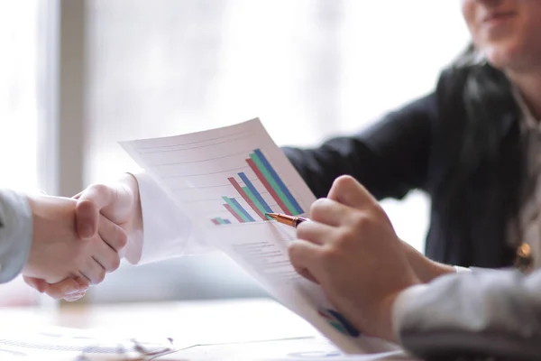 Close up. handshake business partners at the Desk — Stock Photo, Image