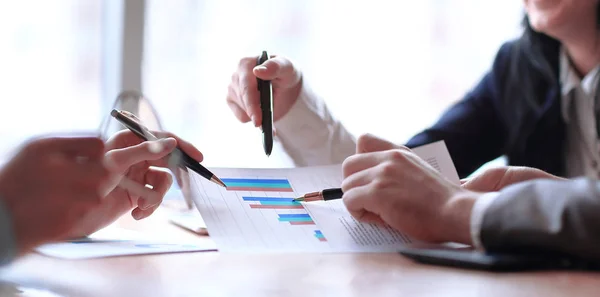 Close-up. het business team bespreekt de financiële winst van de vennootschap — Stockfoto