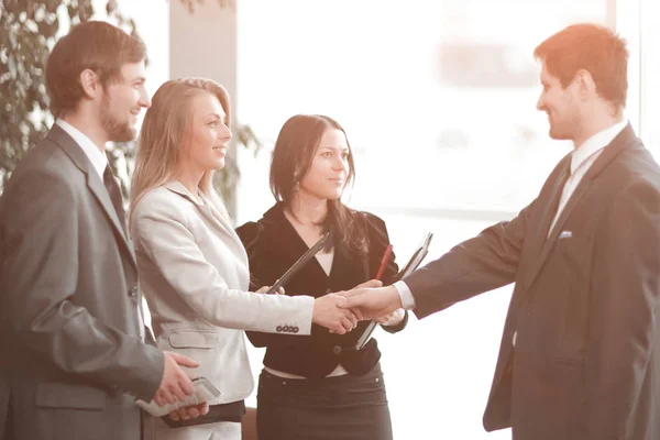 Fecha. handshake mulher de negócios com homem de negócios no centro de negócios moderno — Fotografia de Stock