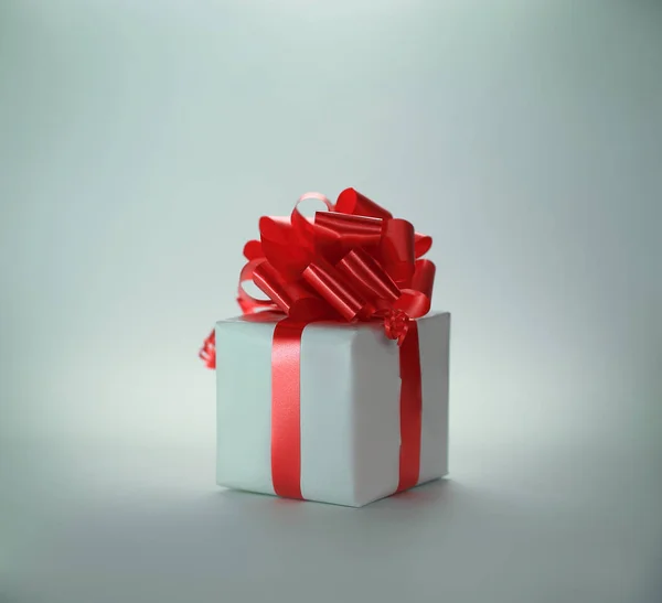 Caja de regalo blanca con cinta roja .isolated en blanco — Foto de Stock