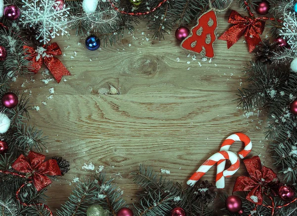 Cartão de Natal. grinalda de Natal em fundo de madeira . — Fotografia de Stock