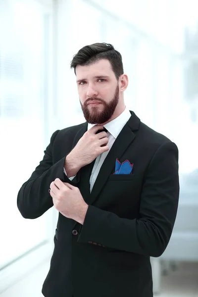 Porträt eines selbstbewussten Geschäftsmannes beim Anpassen seiner Krawatte — Stockfoto