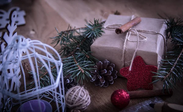 Regalo de Navidad, palitos de canela y decoración de Navidad sobre fondo de madera — Foto de Stock