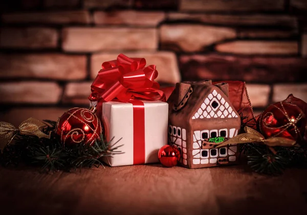 ジンジャーブレッドハウス、クリスマスボールやクリスマスプレゼント。コピースペース付きの写真 — ストック写真